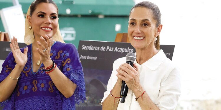 Evelyn Salgado (izq.) y Claudia Sheinbaum, en Senderos de Paz en Acapulco el 22 de agosto.