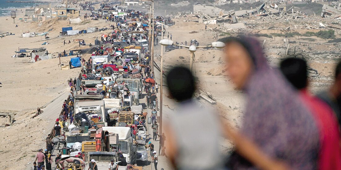 Gazatíes desplazados huyen del norte de la Franja, a pie y en vehículos, ayer.