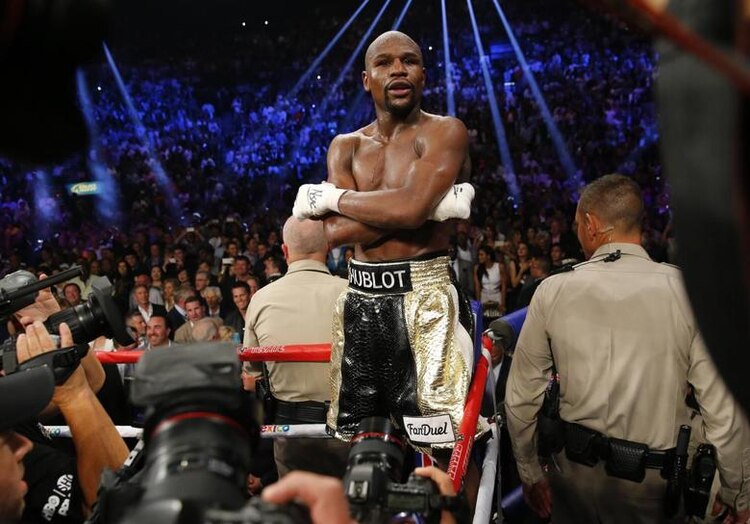 Floyd Mayweather después de ganar una pelea de box en el 2015.