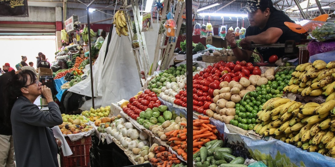 Una mujer realiza compras en un mercado, en una fotografía ilustrativa.