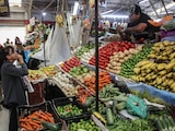 Una mujer realiza compras en un mercado, en una fotografía ilustrativa.