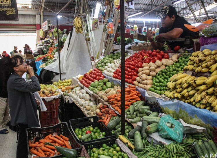 inflación afecta el consumo al reducir el poder adquisitivo.