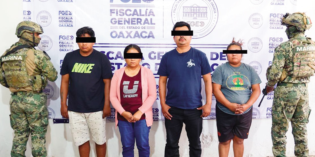 LOS DETENIDOS, presentados ayer en Oaxaca. Son el presidente municipal, una síndica y dos policías municipales.