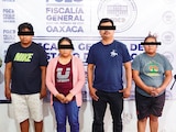 LOS DETENIDOS, presentados ayer en Oaxaca. Son el presidente municipal, una síndica y dos policías municipales.