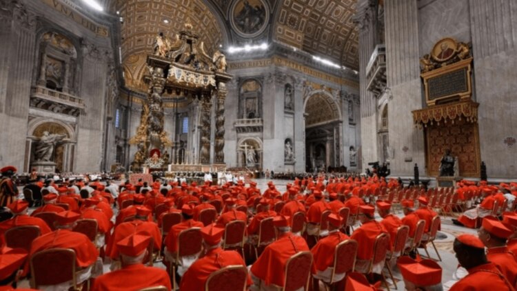 El Colegio de Cardenales es fundamental en la toma de decisiones sobre el nuevo Papa.