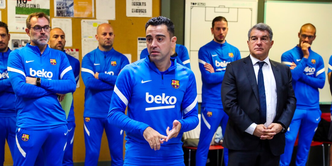 Xavi dirige unas palabras a los jugadores del Barcelona.