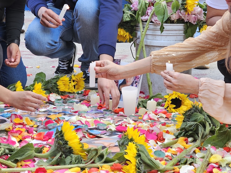 Jaqueline Palmeros e integrantes del colectivo Una Luz en el Camino, ayer, afuera de la Fiscalía local.