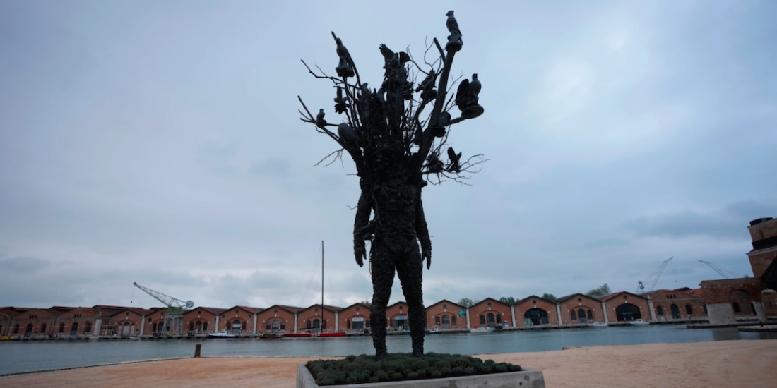 La instalación "Amalgama", del artista Nick Cave, en el Arsenal, en la Bienal de Arte de Venecia, el 5 de mayo de 2026