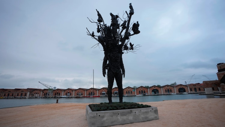 La instalación "Amalgama", del artista Nick Cave, en el Arsenal, en la Bienal de Arte de Venecia, el 5 de mayo de 2026
