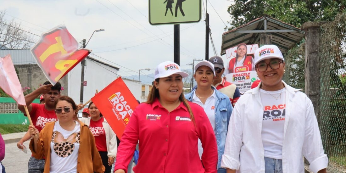 La aspirante del PT, Aracely Pérez, en un recorrido con vecinos, el sábado.