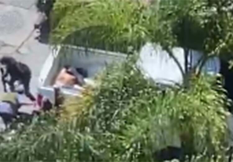 Se observa a sujetos armados descender de un vehículo rojo, ingresar a un local y minutos después darse a la fuga.