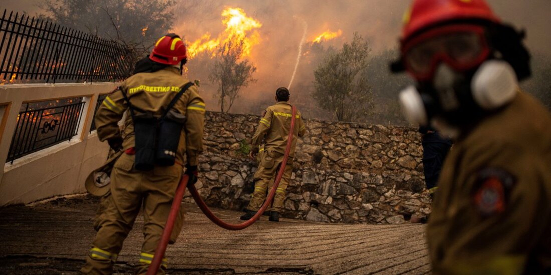 Bomberos intentan atajar un incendio forestal que arde en el pueblo de Hasia, cerca de Atenas, Grecia, el 22 de agosto de 2023.