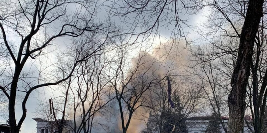 Teatro Regional de Drama de Donetsk en Mariupol, destruido por un ataque aéreo, ayer.