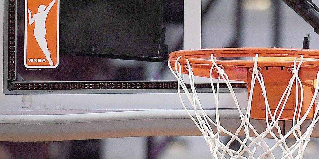 El logo de la WNBA en el Mohegan Sun Arena, tras cancelarse un juego.