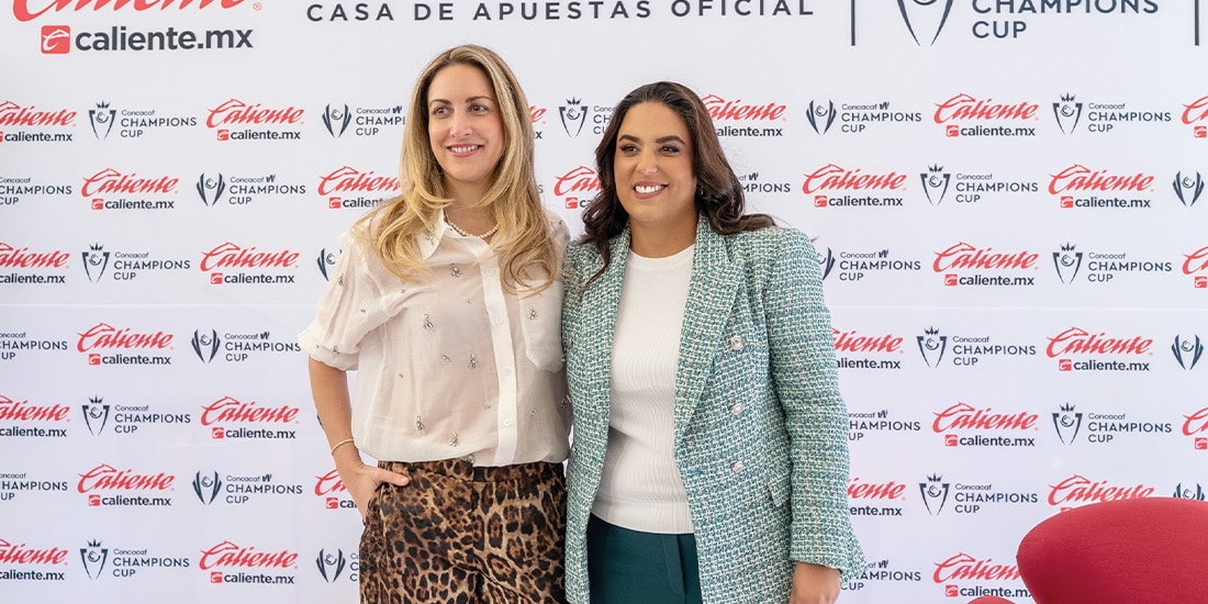 FERNANDA SAINZ (derecha), Chief Commercial and Revenue Officer (CRO) de Caliente.mx, en el anuncio, ayer.