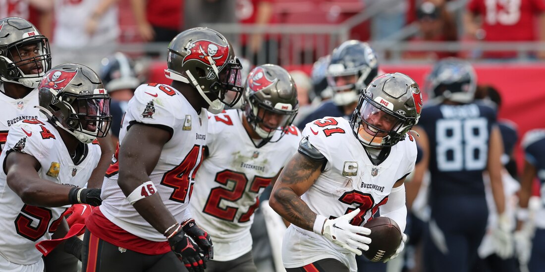 Jugadores de los Tampa Bay Buccaneers festejan una intercepción.