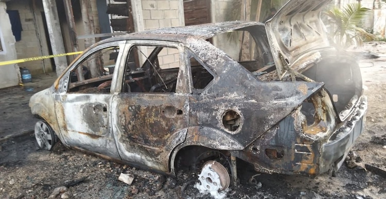 Vehículo que se encontraba fuera de la residencia de 'El Chuponcito'