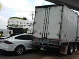 VIDEO. Tráiler que transportaba telas impacta cinco vehículos, incluido un Tesla, en avenida Prolongación Paseo de la Reforma.