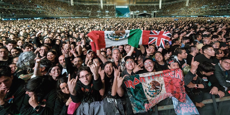 Entre el público resaltaban banderas de México.