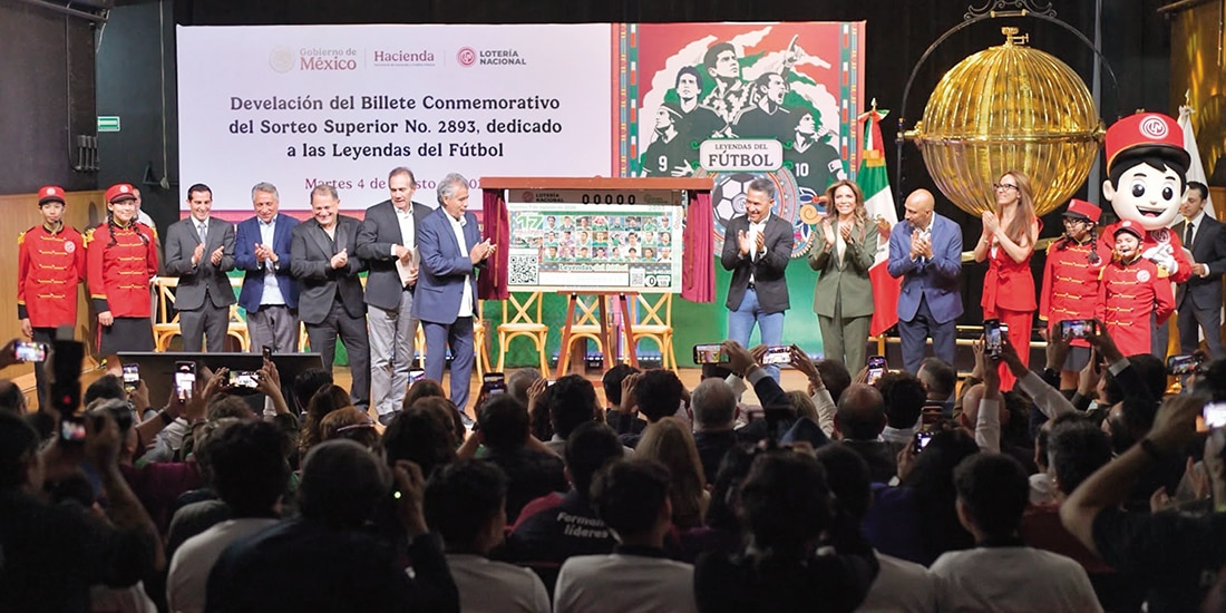 Algunos exjugadores, ayer, en la develación en su honor.