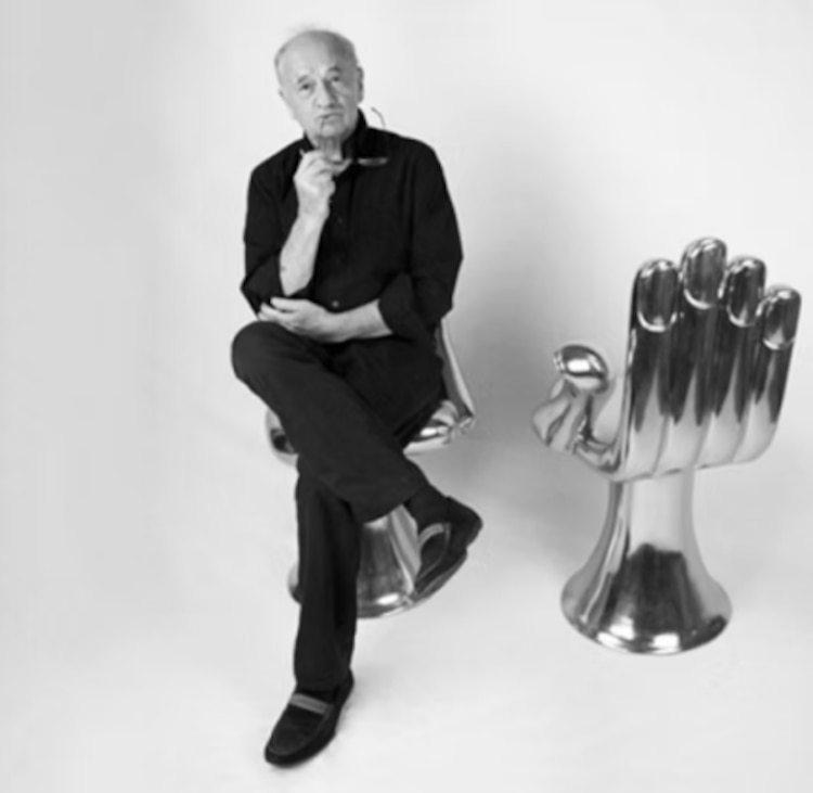 Pedro Friedeberg y la Mano-Silla