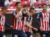 Futbolistas de Chivas festejan un gol en el Torneo Grita México Apertura 2021 de la Liga MX.