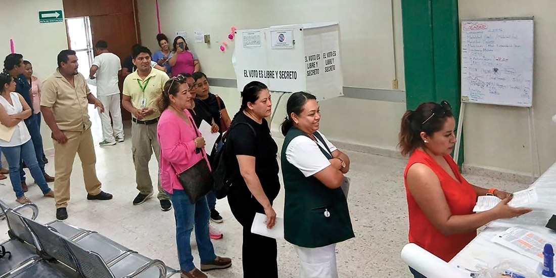 Votación en un Hospital General de Zona en Ciudad Madero, ayer.