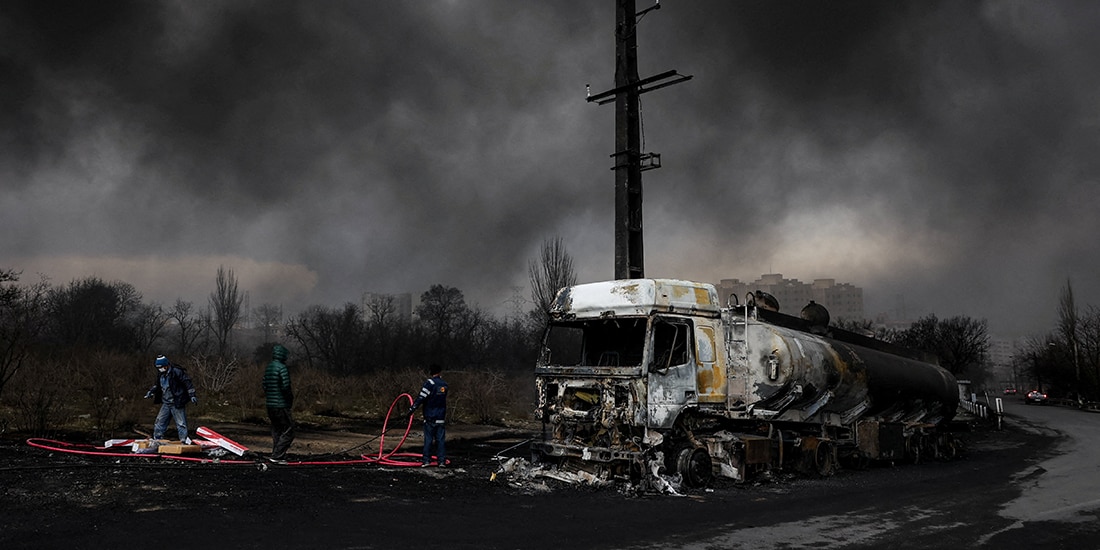 Un vehículo destruido tras un ataque
en Shahran, en Teherán, ayer.