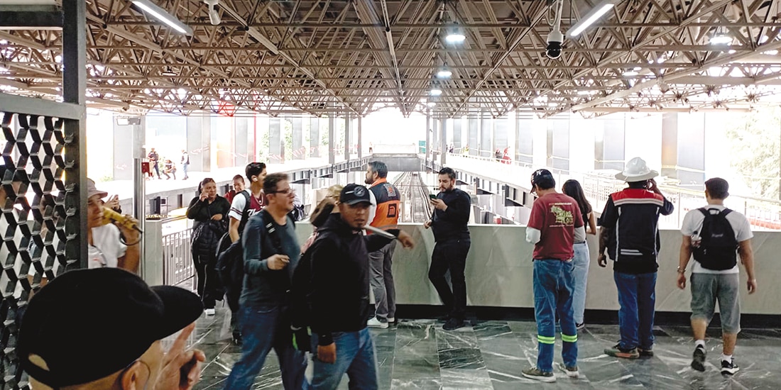 Usuarios del metro y trabajadores miran las obras de la obra, el 23 de julio.