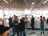 Usuarios del metro y trabajadores miran las obras de la obra, el 23 de julio.