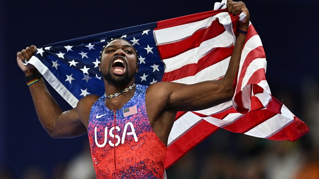 Noah Lyles festeja su oro logrado en los 100 metros planos.