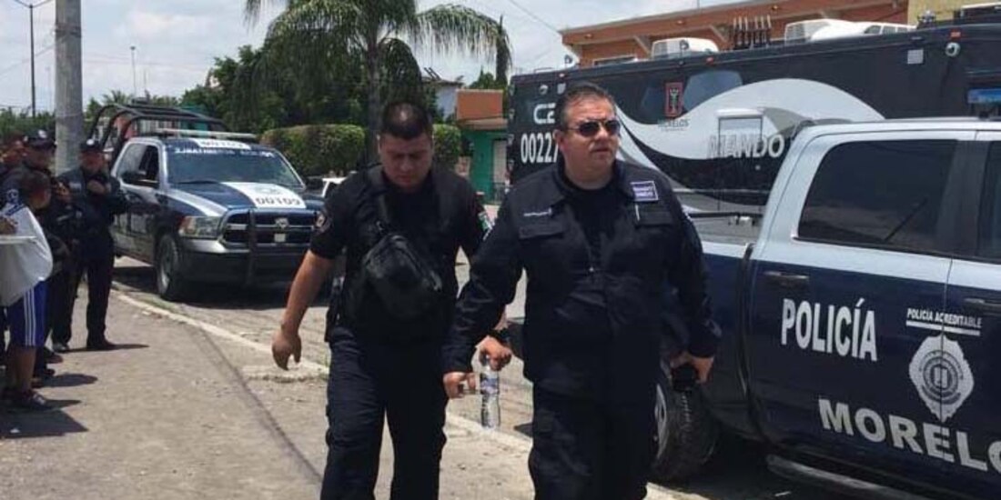 El titular de la SSP de Quintana Roo (adelante), Alberto Capella, junto al comandante Lauro Quiroz.