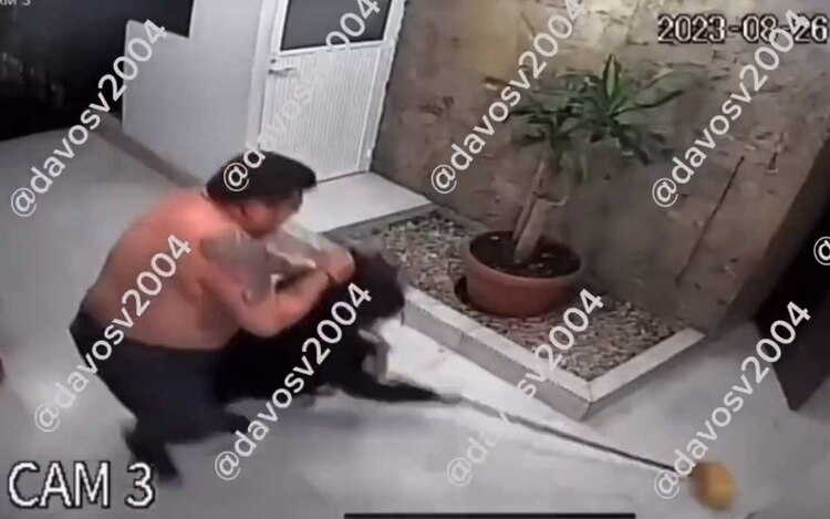 En esta captura de pantalla, tomada al video de @davosv2004, se observa al agresor de una mujer