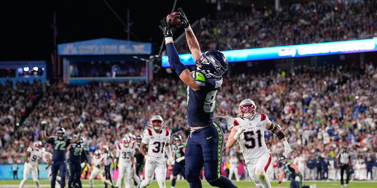 Certero. Mack Hollins, receptor abierto de Nueva Inglaterra, recibe un pase de Sam Darnold para convertir el primer touchdown del encuentro.