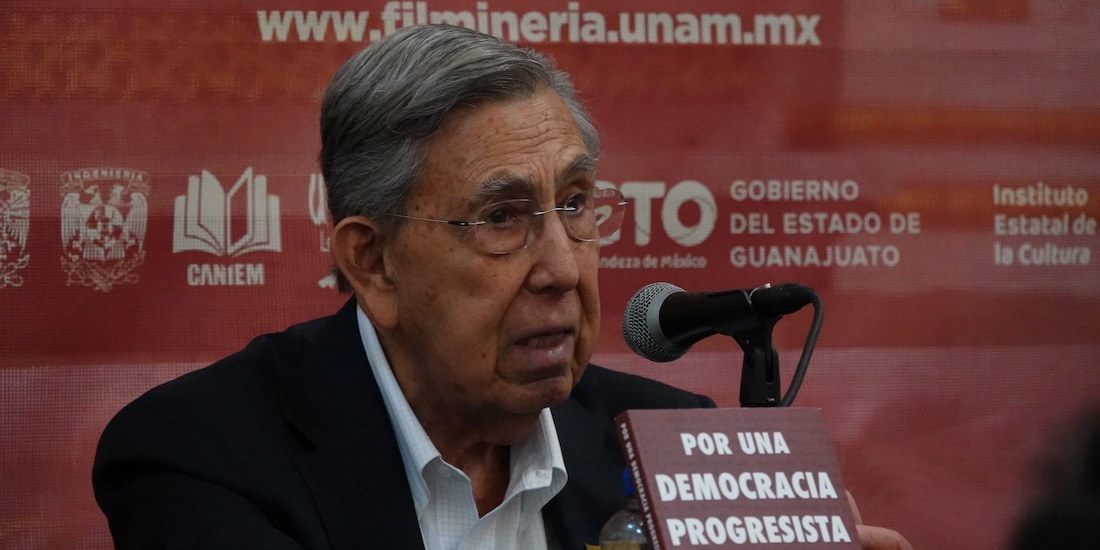 Cárdenas durante la presentación de su libro, al interior del Palacio de Minería, ayer.