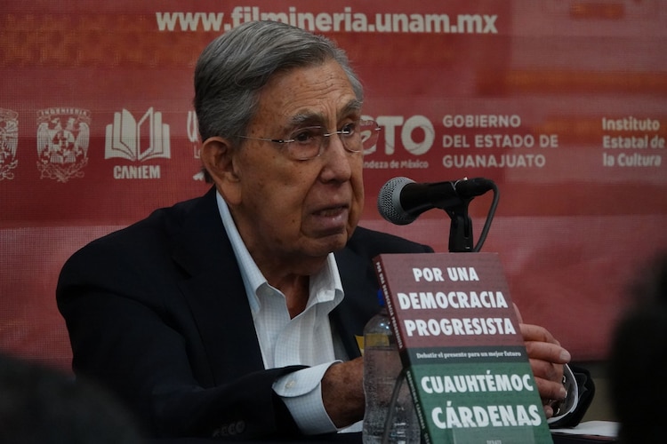 Cárdenas durante la presentación de su libro, al interior del Palacio de Minería, ayer.