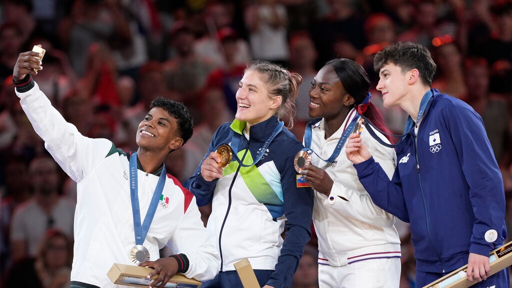 Prisca Awiti se toma una selfie con las otras judocas que se subieron al podio.-