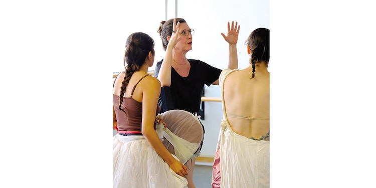 Claudia Lavista (centro) durante el montaje del ballet.