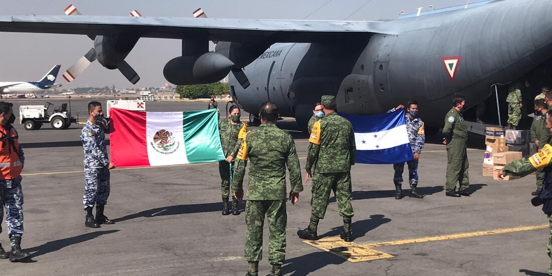 Elementos del Ejército mexicano cargando los insumos en el avión "Hércules".