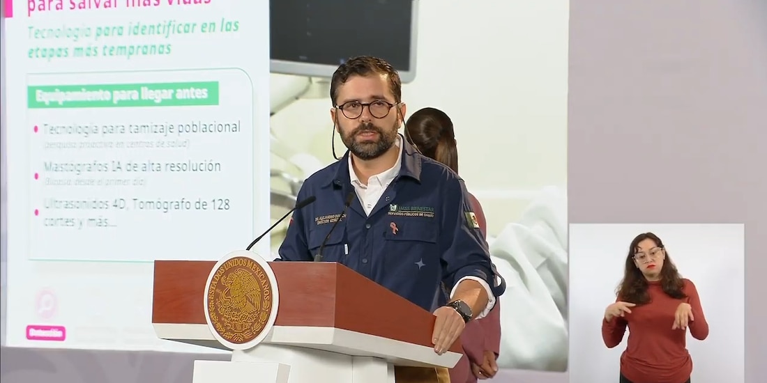 Alejandro Svarch, director del IMSS-Bienestar, presenta modelo oncológico durante la Conferencia del Pueblo.