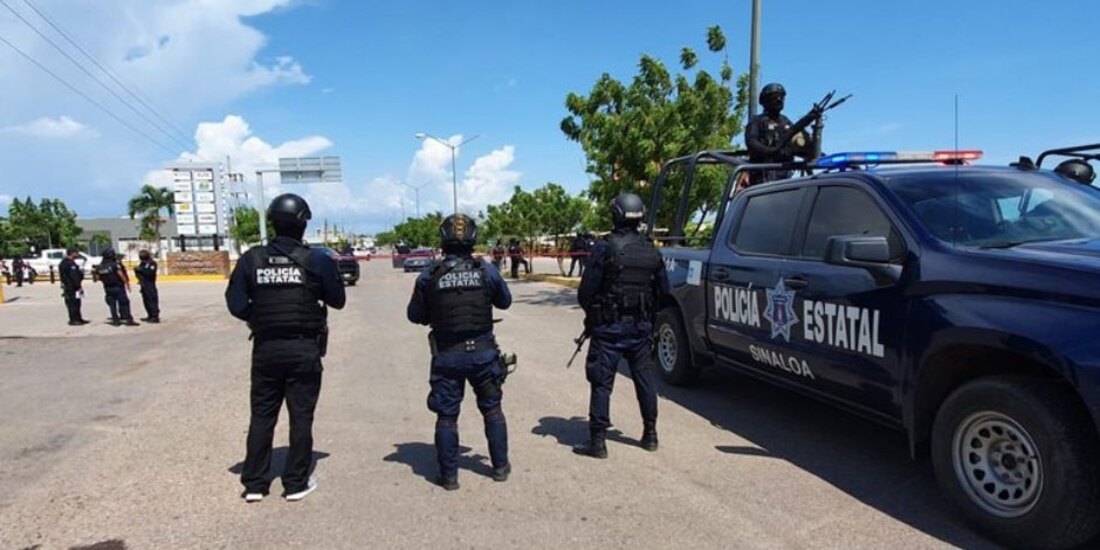 Los hombres armados viajaban en un automóvil Volkswagen color gris, sin placas y con los vidrios polarizados.