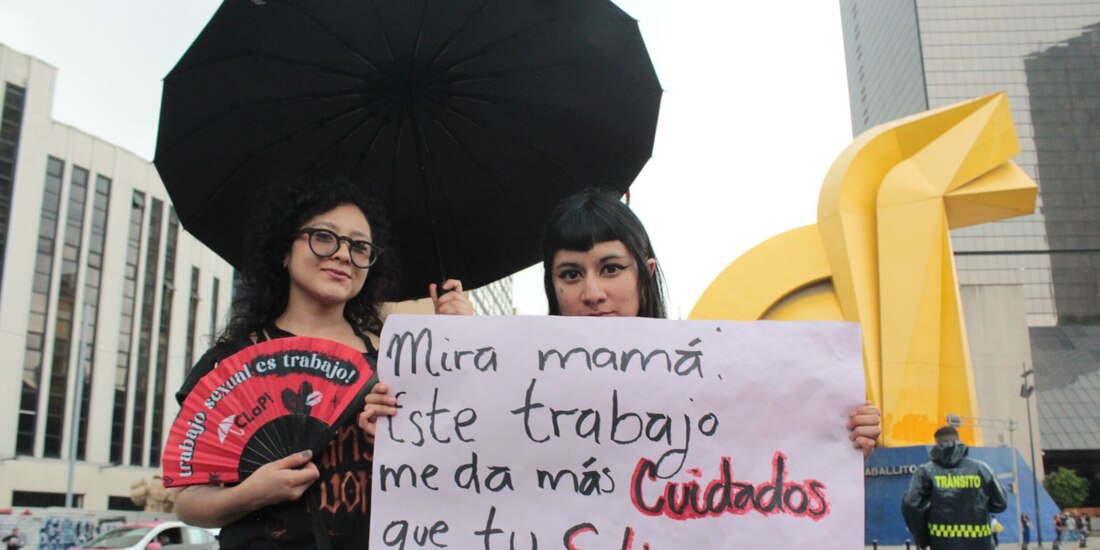 Dos trabajadoras sexuales, ayer en la ciudad, durante la protesta para exigir respeto a su labor.