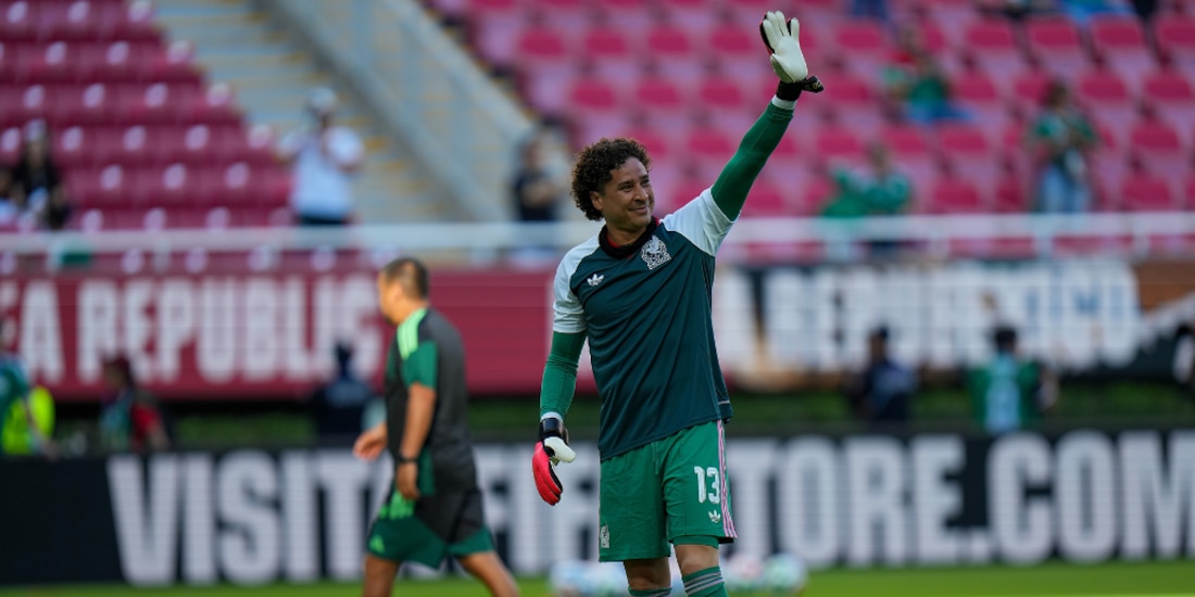Guillermo Ochoa durante el calentamiento previo al partido ante Corea del Sur.