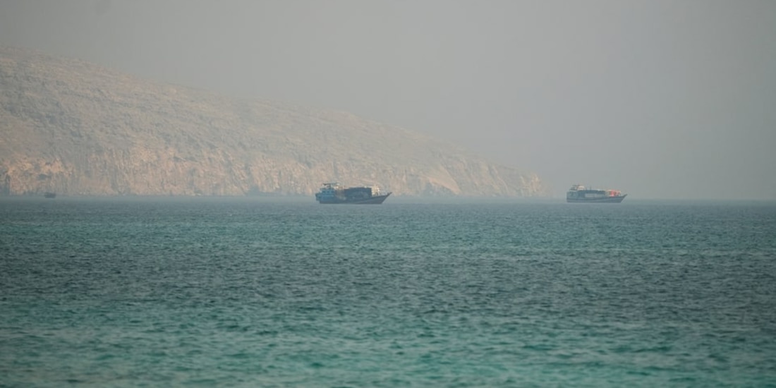 Embarcaciones en el estrecho de Ormuz, vistas desde Musandam, Omán, el 9 de julio de 2026.