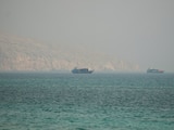 Embarcaciones en el estrecho de Ormuz, vistas desde Musandam, Omán, el 9 de julio de 2026.
