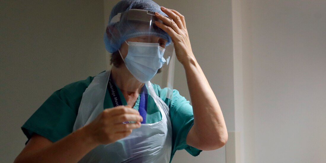 La reumatóloga Frances Hall, antes de atender a pacientes con COVID-19 en Inglaterra, el 21 de mayo de 2020.