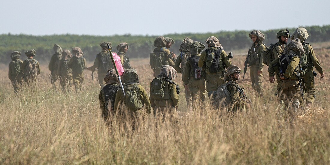 Soldados Israelíes patrullan comunidades cercanas a la frontera con Gaza, ayer.