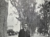 Ramón López Velarde (1888-1921) en la Avenida Jalisco, hoy Álvaro Obregón.