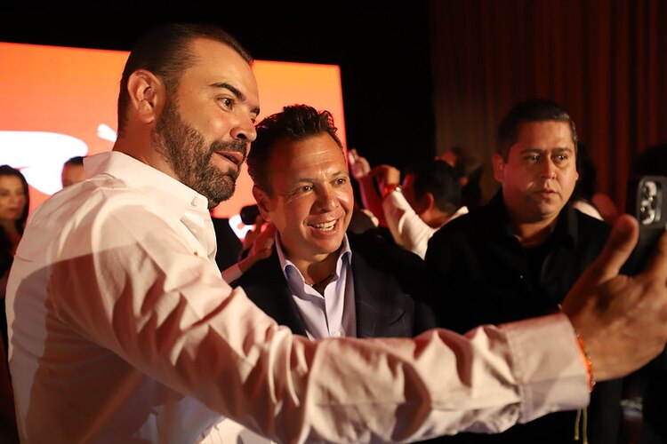 Convivió con los asistentes.