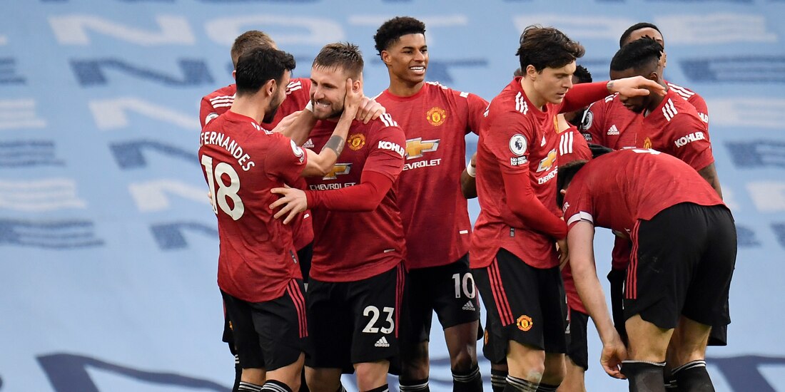 Jugadores del Manchester United celebran un gol contra el Manchester City en la Premier League.